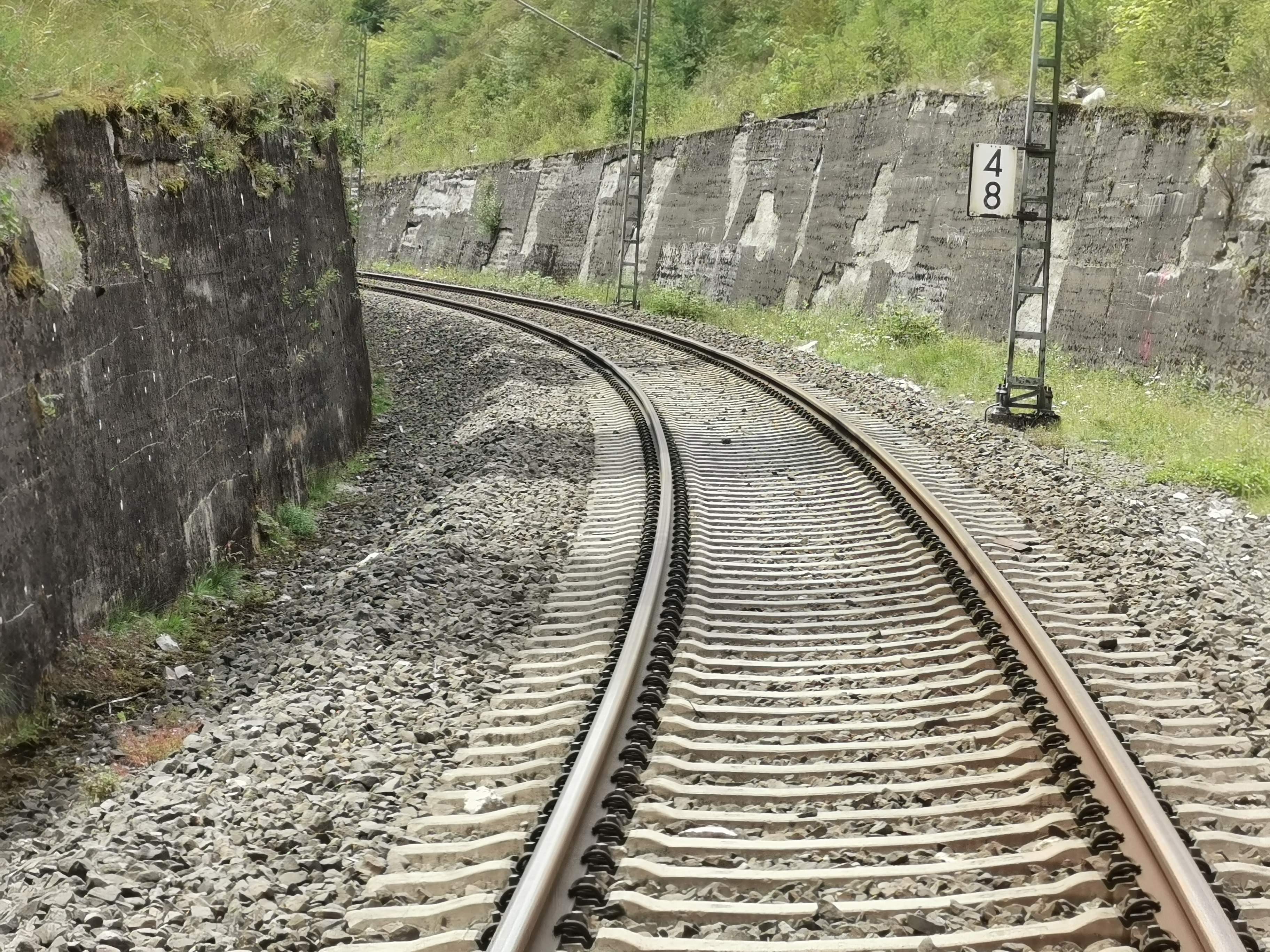 Prüfbohrungen an Stützmauer entlang Bahngleisen